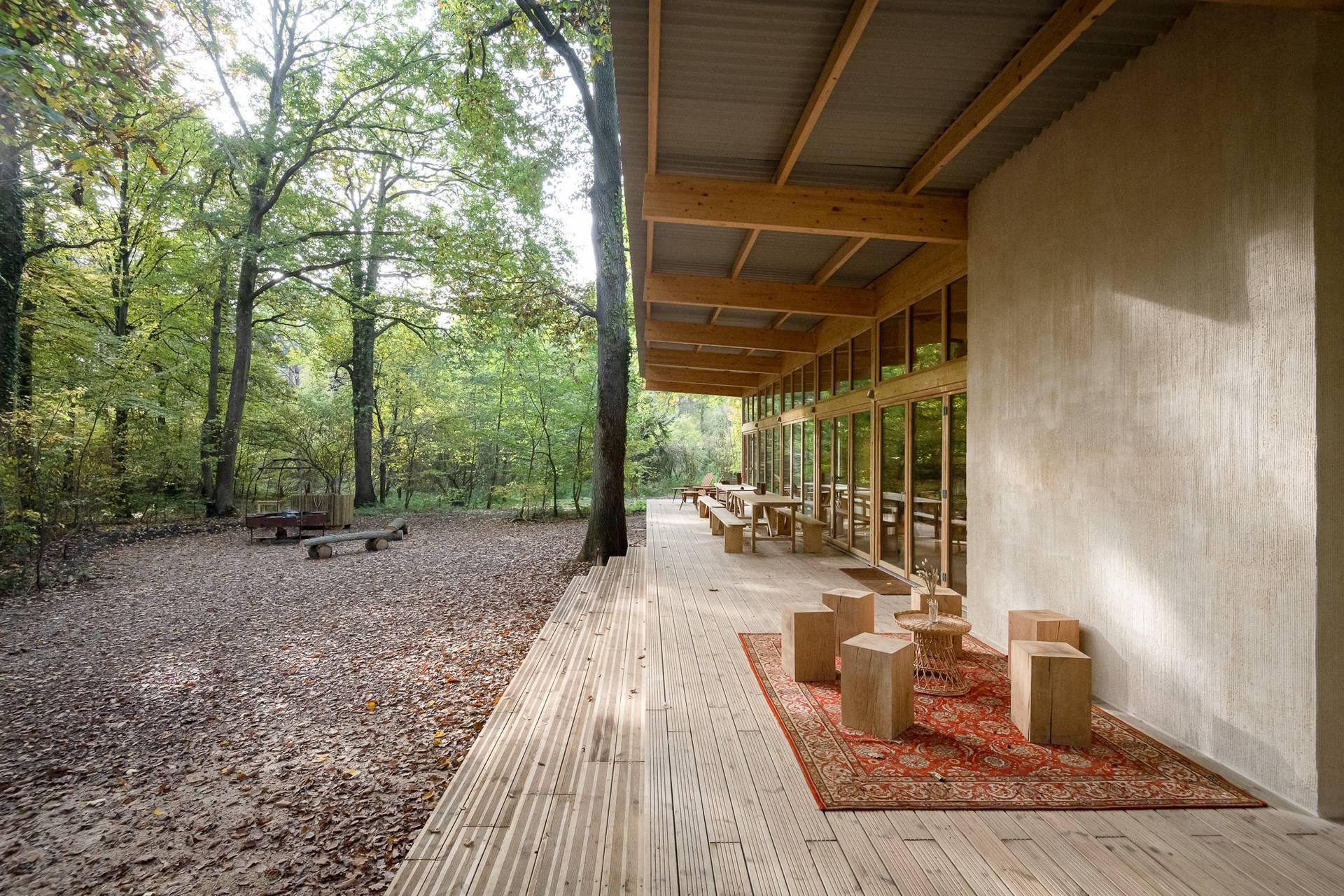 Grande terrasse extérieur au vert